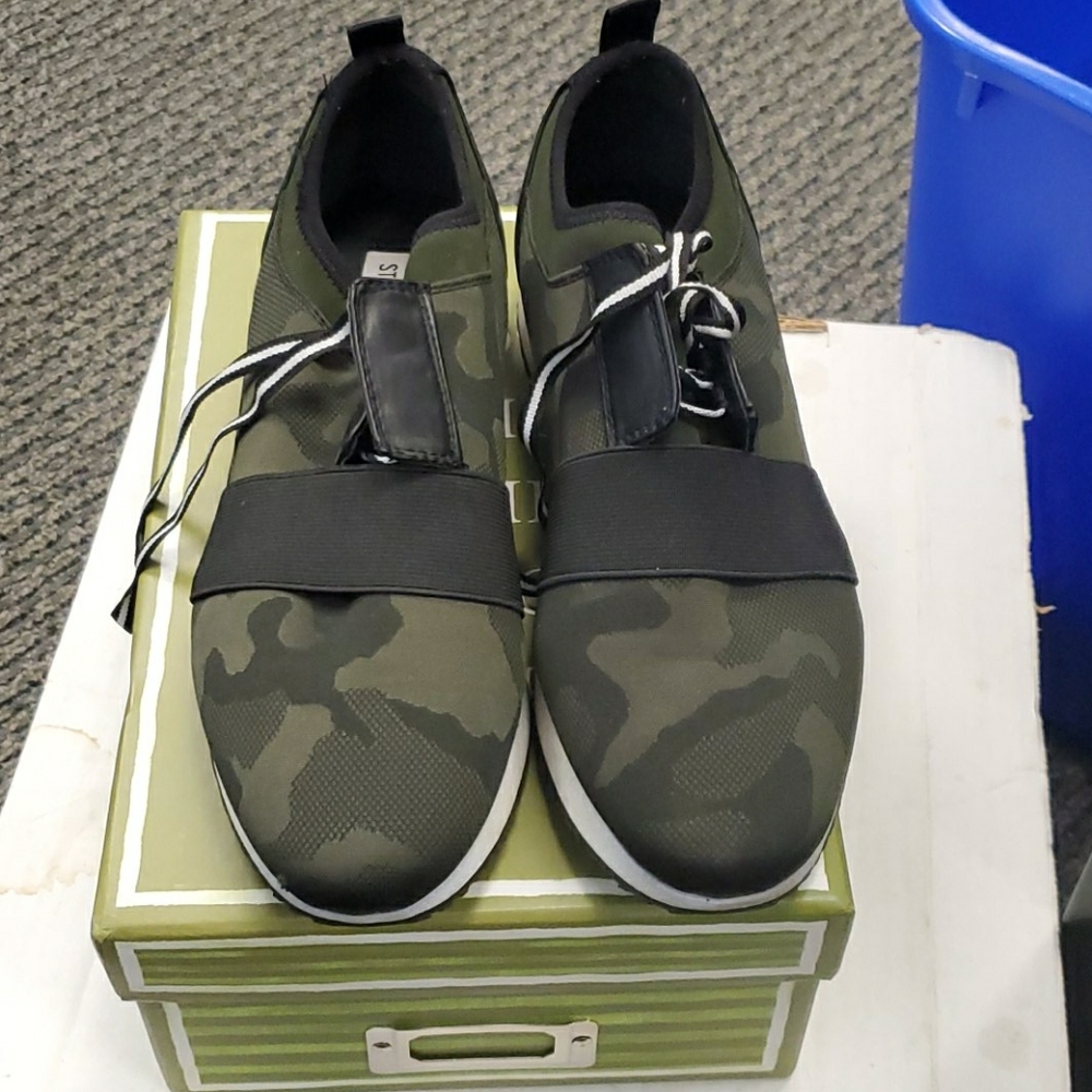 Shoes/sneakers